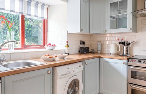 Bigbury Cottage | HONEYSUCKLE COTTAGE, pet friendly, with a garden in Bigbury