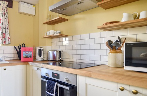 Axminster Cottage | HONEYSUCKLE COTTAGE, pet friendly, with a garden in Musbury