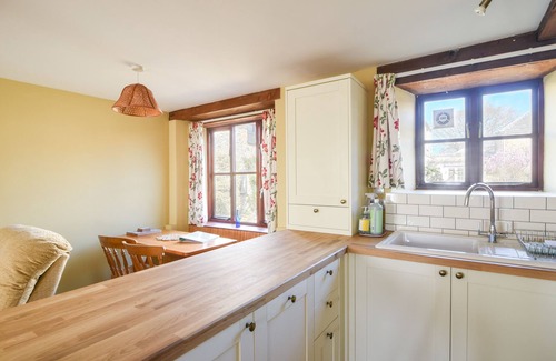 Axminster Cottage | HONEYSUCKLE COTTAGE, pet friendly, with a garden in Musbury