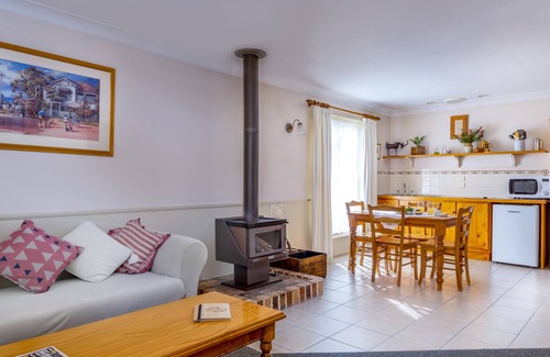 Applethorpe Cottage | Honeysuckle Cottages Stanthorpe