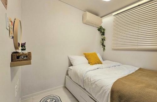 Sangsu-dong Apartment | Hongdae 5 minutes, Sangsu Station 2 minutes, Maximum 6 people, 3 queen beds, Free luggage storage