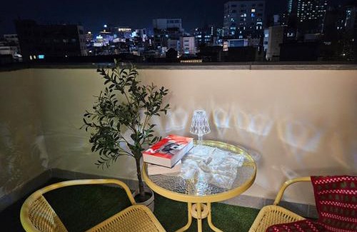 Sangsu-dong Apartment | Hongdae 5 minutes, Sangsu Station 2 minutes, Maximum 6 people, 3 queen beds, Free luggage storage