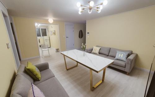 Sangsu-dong Apartment | Hongdae Apartment 3 Bedroom, 2 Bathroom, King Bed