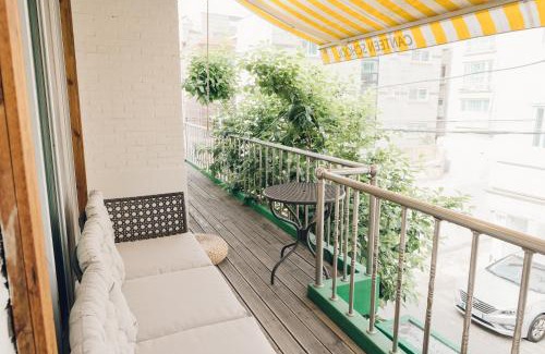 Yeonnam-dong Villa | Hongdae Luxury Private Single House with Big Open Balcony Perfect for a Family & Big Group 3BR, 5QB & 1SB, 2Bathroom