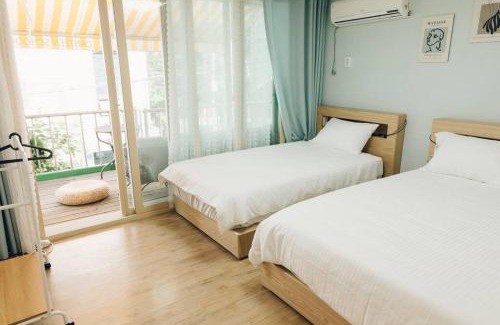 Yeonnam-dong Villa | Hongdae Luxury Private Single House with Big Open Balcony Perfect for a Family & Big Group 3BR, 5QB & 1SB, 2Bathroom