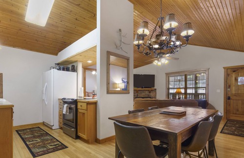 Reeds Spring Cabin | Honky Tonk Hideaway | 4 miles to SDC & Indian Point