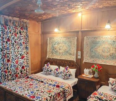 Dal Lake Boat Rental | Honolulu Group Of Houseboats