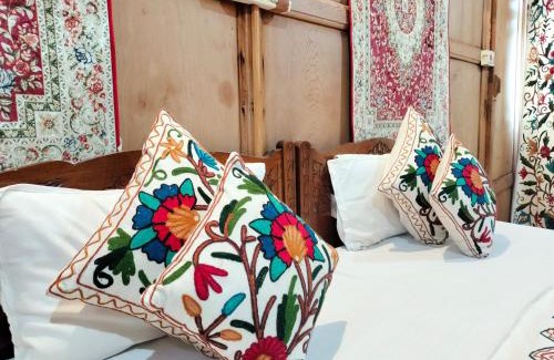 Dal Lake Boat Rental | Honolulu Group Of Houseboats