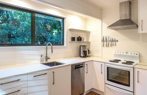 Surfdale House | Honu Cottage - Oneroa Holiday Home