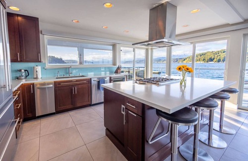Union House | Hood Canal Resort in Union, WA, Walls of Glass (up to 8 guests)