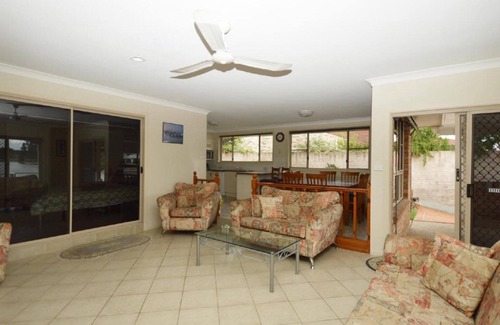 Yamba House | Hook, Wine and Sinker