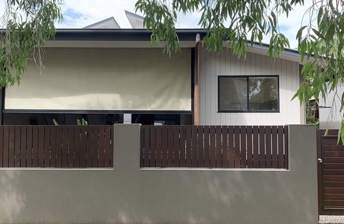 Brunswick Heads Apartment | HOOK WINE SINKER, TOP NOTCH