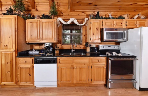 Sevierville Cabin | Hooked On Love - Romantic Mountain Retreat