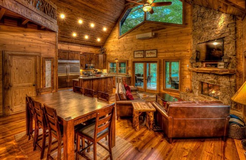 Blue Ridge Cabin | Hooked on Toccoa- River Front | Outdoor Fireplace | Screened Porch | Toccoa River