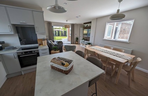 Heacham House | Hoot Hollow - Hot Tub Hideaway - By KIO Stays