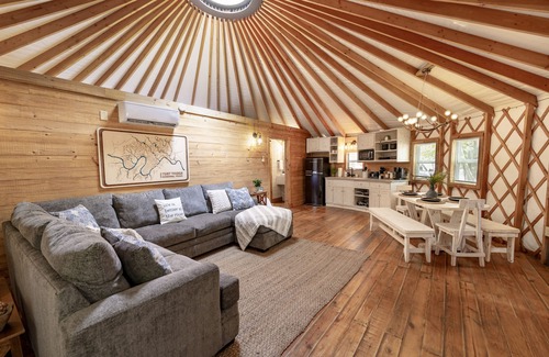 Bandera Cabin | Hoot Owl Yurt/Cold A/C! Hot Tub/Medina River/Close to Downtown/RiverYurtVillage