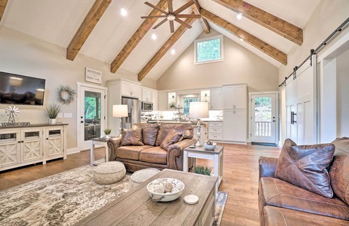 Helen Cabin | Hootenanny at Horton Creek: Creekside Escape!