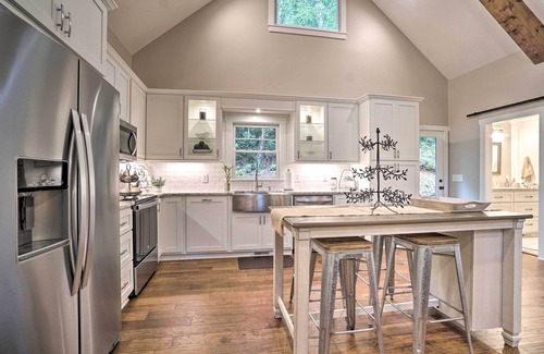 Helen Cabin | Hootenanny at Horton Creek: Creekside Escape!