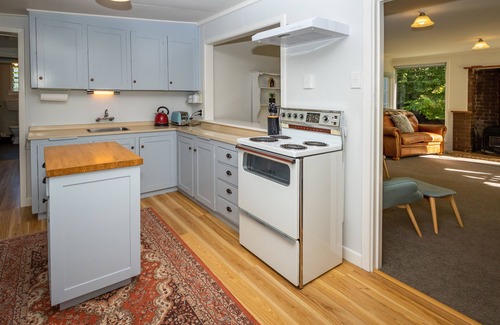 Te Anau Cottage | Hop, Skip and Jump to the Lake - Te Anau House