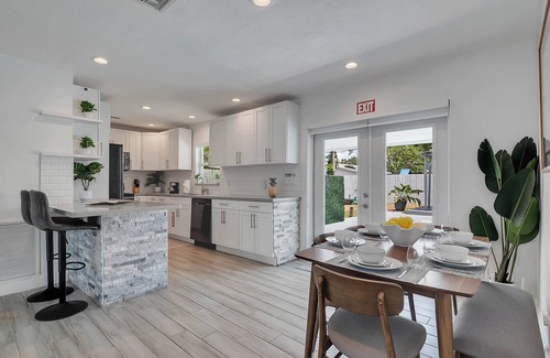 Driftwood House | Hope Casa 4/2 Heated Pool/BBQ I by HostyMosty