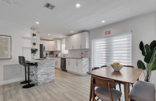 Driftwood House | Hope Casa 4/2 Heated Pool/BBQ I by HostyMosty