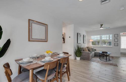 Driftwood House | Hope Casa Heated Pool and BBQ 4bedrooms 2baths by HostyMosty