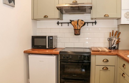 Thornton-Cleveleys Cottage | HOPE COTTAGE, pet friendly, with a garden in Thornton-Cleveleys