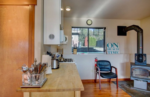 La Conner House | Hope Island Suite: Water-Mountain-Island view. Couples, Girls Getaway!