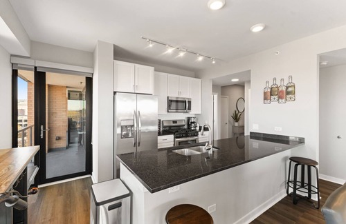 Evanston Apartment | "Hope of Evanston" 180°view, 2BDR +2Bath Urban luxury