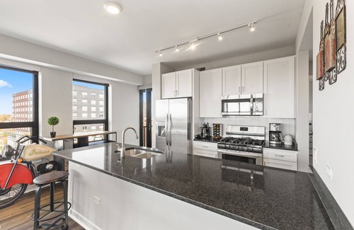 Evanston Apartment | "Hope of Evanston" 180°view, 2BDR +2Bath Urban luxury
