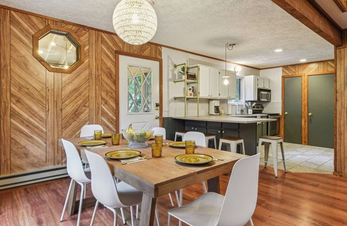 Bushkill Ski Chalet | Hopskip Retro Chalet Firepit Deck Gas Grill Pools Lake Tennis-Pickle