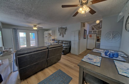 Summer Breeze Villa | Horizon South 9C 2 .Secluded condo 2 blocks from Gulf of Mexico.