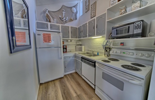 Summer Breeze Villa | Horizon South 9C 2 .Secluded condo 2 blocks from Gulf of Mexico.