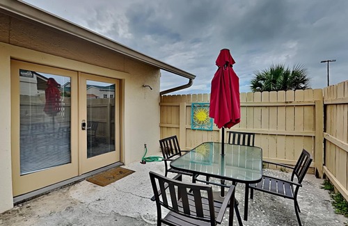 Summer Breeze Condo | Horizon South #34B | Access to Pools + Hot Tub & Fitness Center