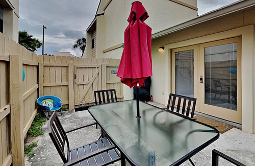Summer Breeze Condo | Horizon South #34B | Access to Pools + Hot Tub & Fitness Center