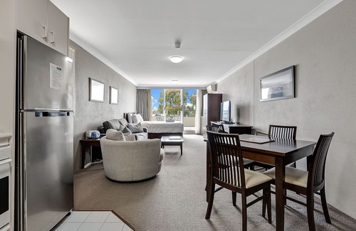 Jindabyne Apartment | Horizons 201 - Lake Front Studio l Pool l Tennis Court l Bar l WiFi