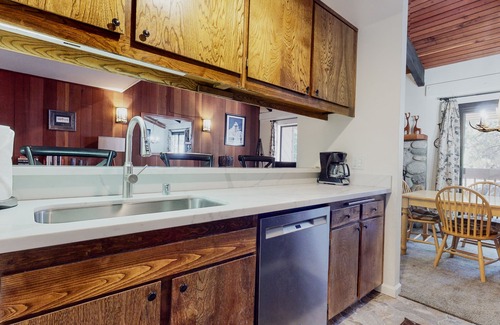 Mammoth Lakes Condo | Horizons 4 #114 | Walking Distance to Shopping & Restaurants | Shared Pool