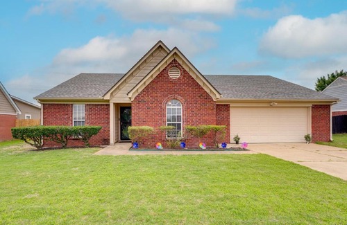Horn Lake House | Horn Lake Home with Yard 8 Mi to Graceland!