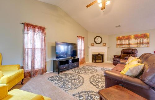 Horn Lake House | Horn Lake Home with Yard 8 Mi to Graceland!