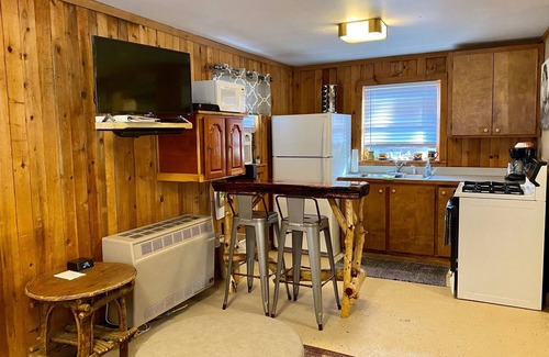 Ferguson Cabin | Horse themed Cute Cabin,WiFi,No Frills,Pet-Friendly, recently refurbished!