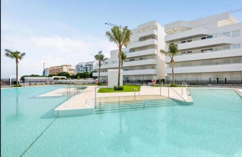 Torre del Mar Apartment | Horus Beach Paradise- Piscina y Gran Terraza con Jardín