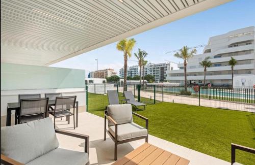 Torre del Mar Apartment | Horus Beach Paradise- Piscina y Gran Terraza con Jardín