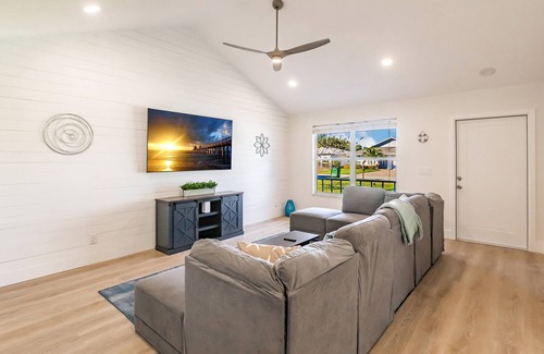 Naples Park House | Hosing available-The Beach is Calling!