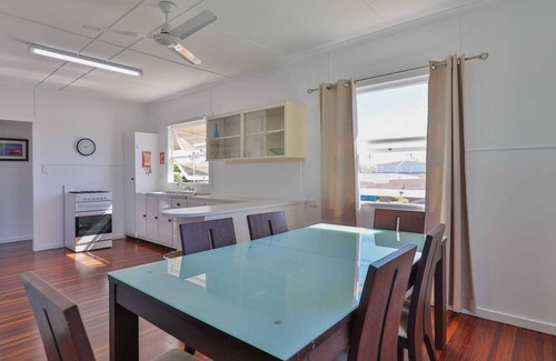 Bundaberg West House | Hospital Precinct with Air-con and access to Pool