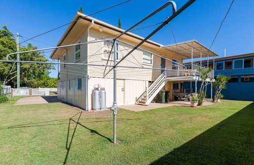 Bundaberg West House | Hospital Precinct with Air-con and access to Pool