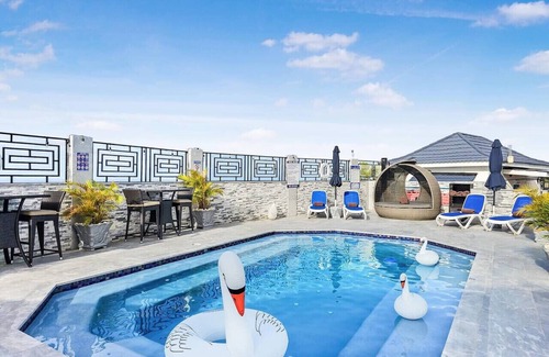 St.Bran's Burg Apartment | Hospitality Expert BTS 7: Pool, Beach & Bar