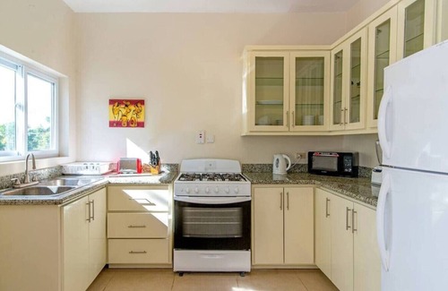 Montego Bay Apartment | Hospitality Expert NCB All: Pool, Beach & Chef