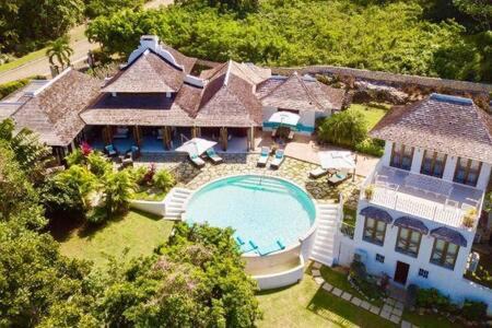 Montego Bay Villa | HOSPITALITYEXPERT Cosy 3 Bedroom Villa & Cottage, Pool, Beach Access, Sleeps 16