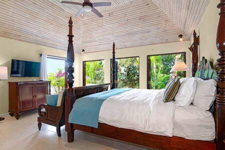 Montego Bay Villa | HOSPITALITYEXPERT Cosy 3 Bedroom Villa & Cottage, Pool, Beach Access, Sleeps 16