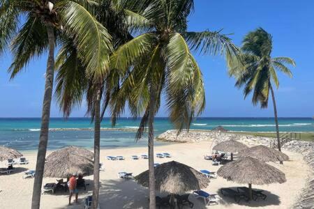 Montego Bay Villa | HOSPITALITYEXPERT Cosy 3 Bedroom Villa & Cottage, Pool, Beach Access, Sleeps 16